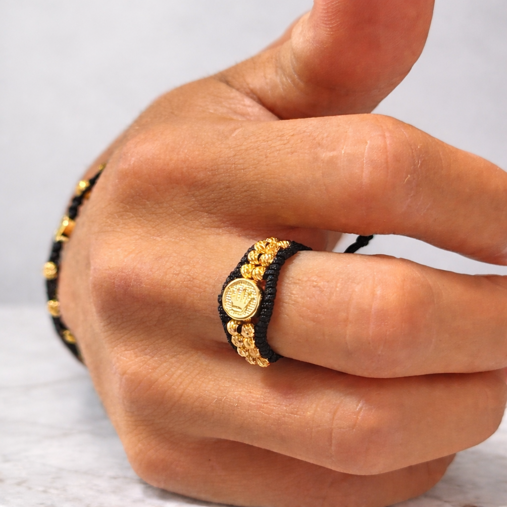 Anillo macramé negro y dorado con balines de 3m